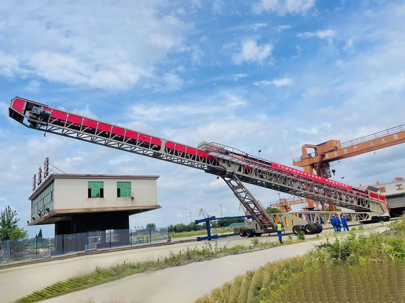 履带移动式装船机