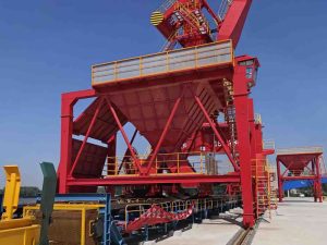 轨道牵引式料斗