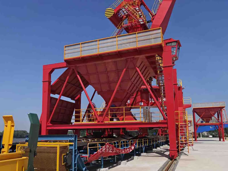 轨道牵引式料斗